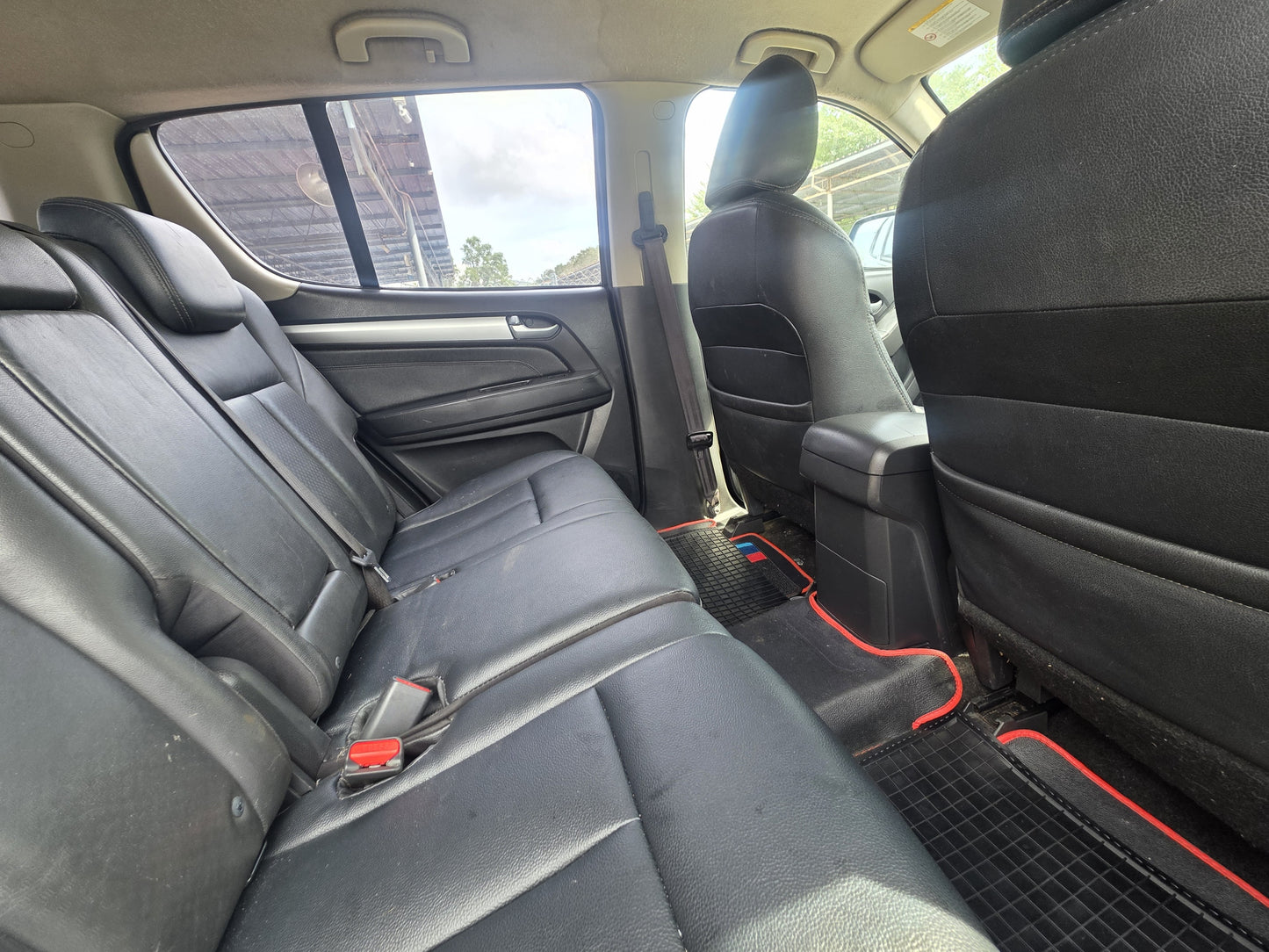 2015 Isuzu MU-X UCR86GGR-TLUH 2.5 A 4x2 (AT)