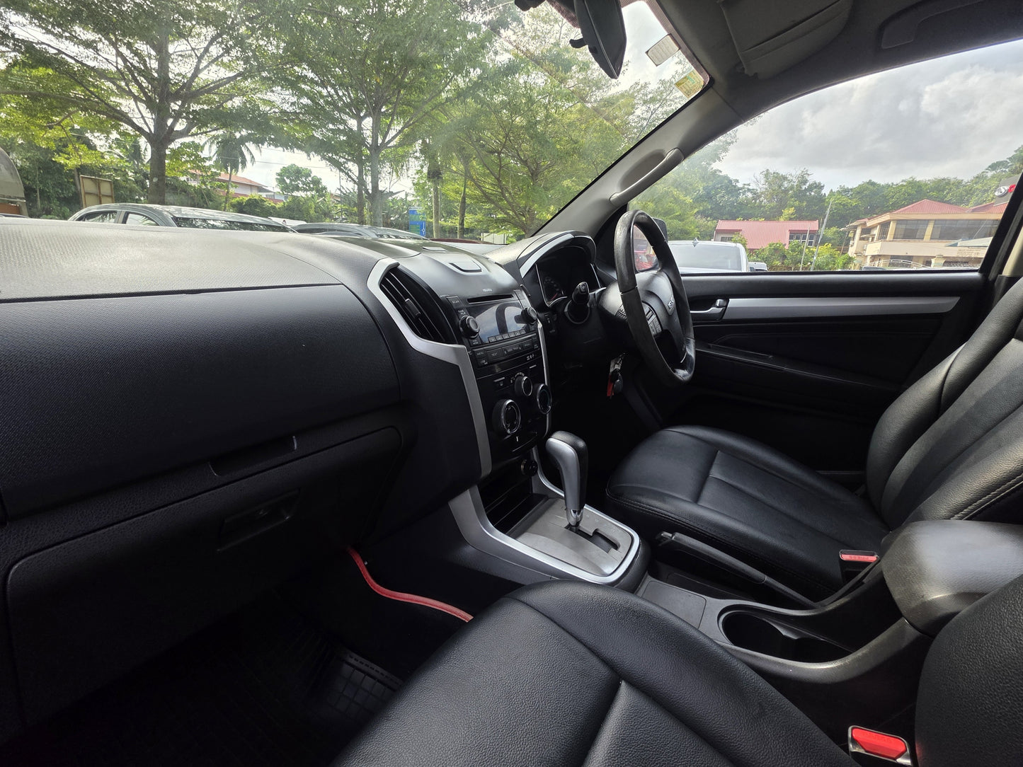 2015 Isuzu MU-X UCR86GGR-TLUH 2.5 A 4x2 (AT)