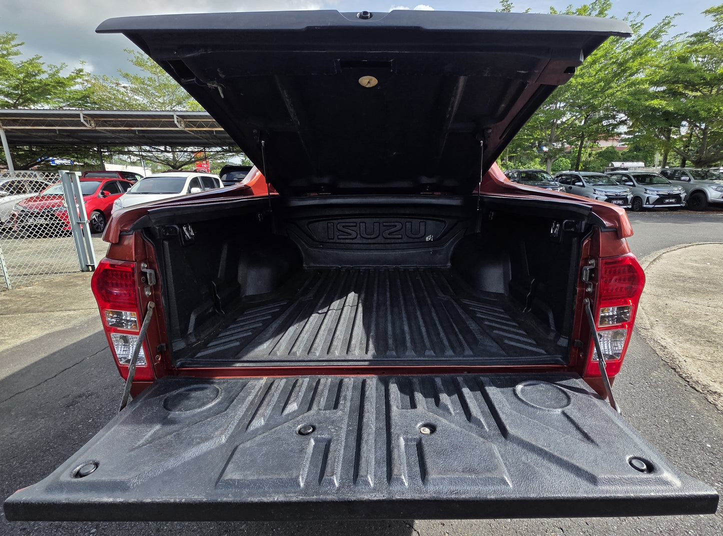 2015 Isuzu D-MAX D/CAB 3.0 A V-CROSS 4WD (AT) - (SS8281X)