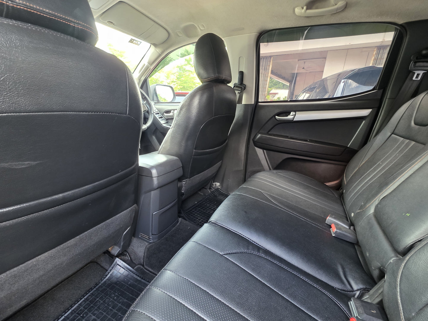 2015 Isuzu D-MAX D/CAB 3.0 A V-CROSS 4WD (AT) - (SS8281X)