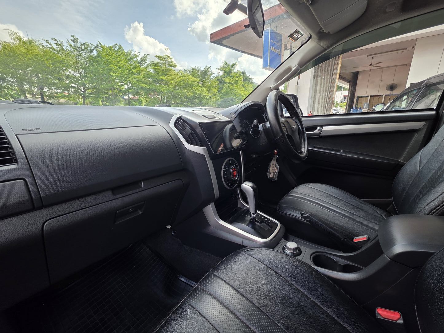 2015 Isuzu D-MAX D/CAB 3.0 A V-CROSS 4WD (AT) - (SS8281X)