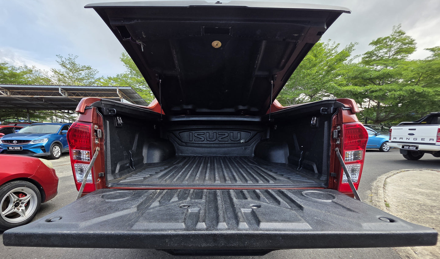2015 (Reg 2016) Isuzu D-MAX DC 3.0 A V-CROSS SAFARI 4WD (AT) - (SS8281X)