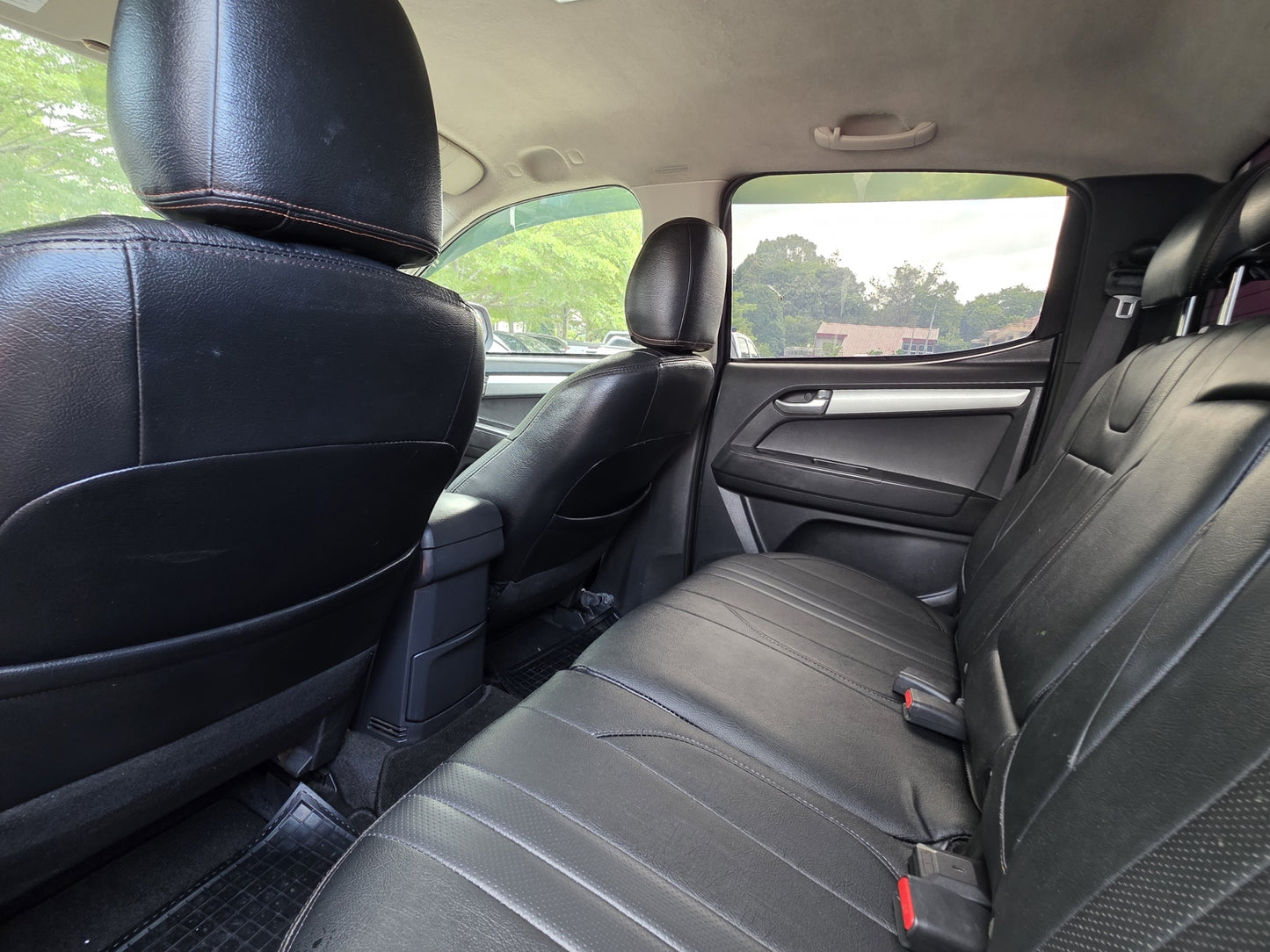 2015 (Reg 2016) Isuzu D-MAX DC 3.0 A V-CROSS SAFARI 4WD (AT) - (SS8281X)