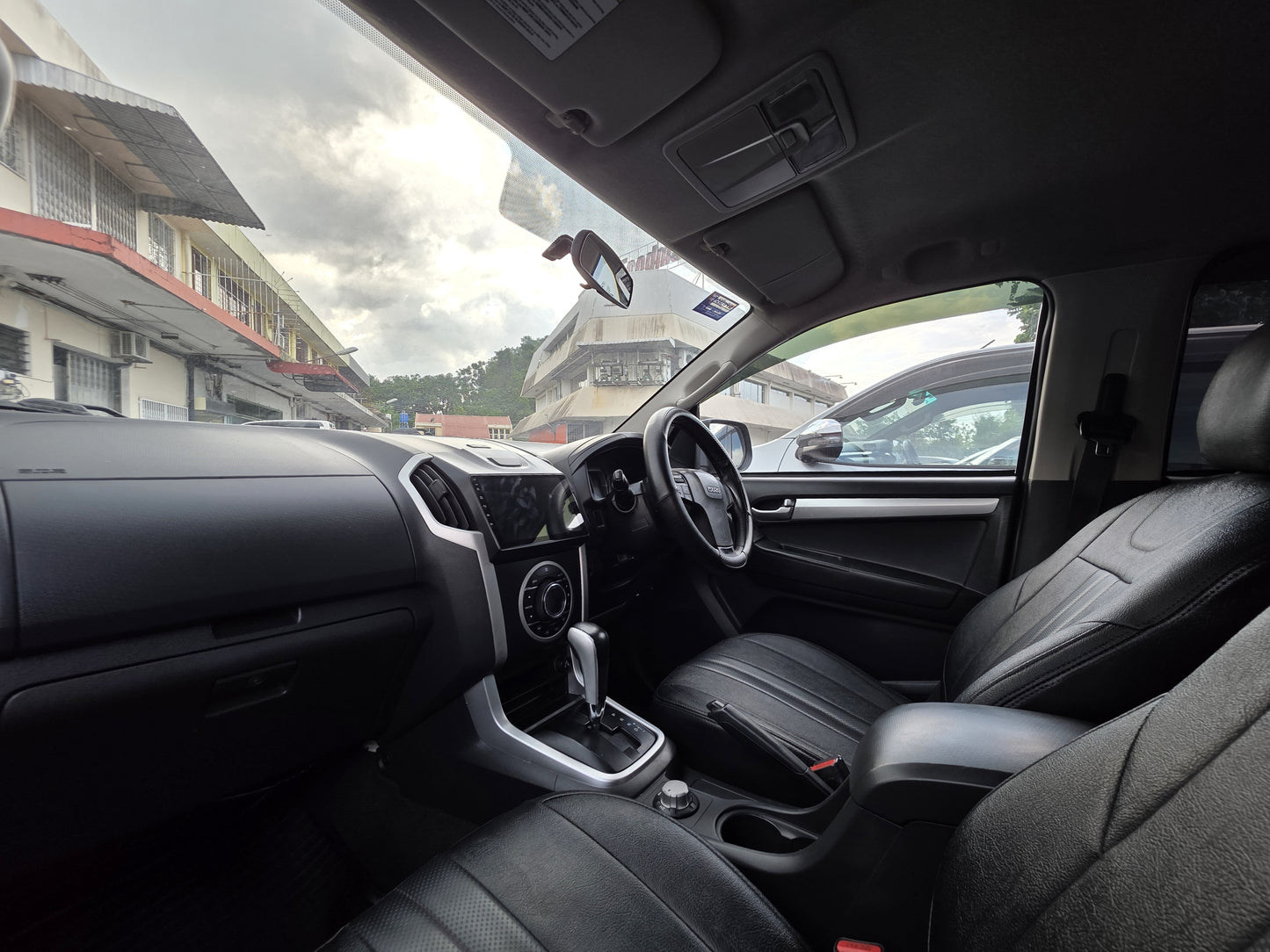 2015 (Reg 2016) Isuzu D-MAX DC 3.0 A V-CROSS SAFARI 4WD (AT) - (SS8281X)